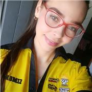 Profesora que imparte clases a los niños sin importar la edad